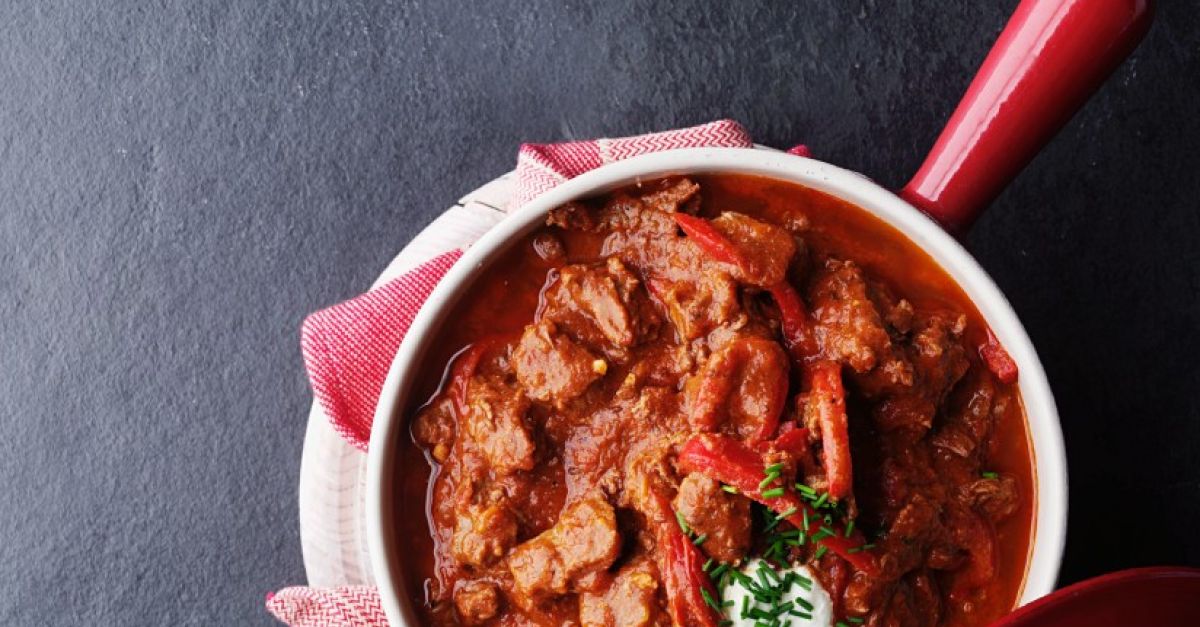 Gulasch mit Paprika und Sauerrahm Rezept | EAT SMARTER