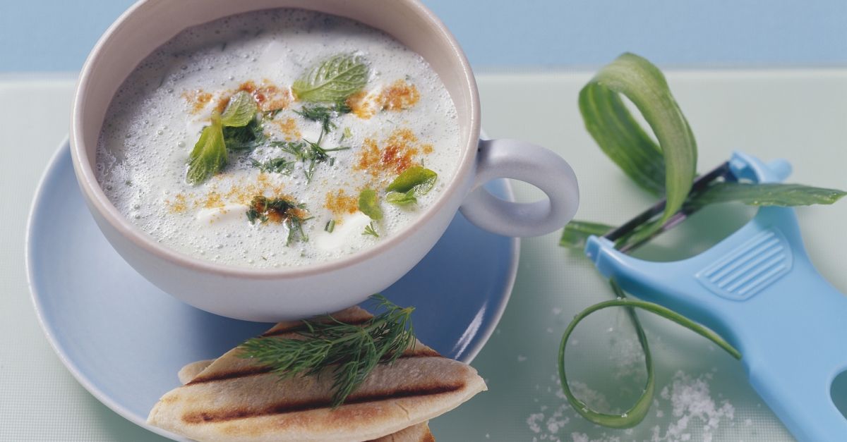 Gurkenkaltschale mit Joghurt und Minze Rezept | EAT SMARTER