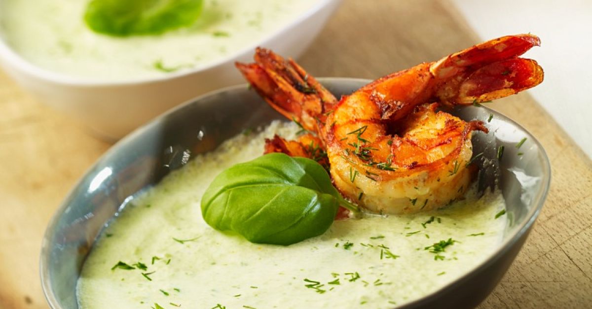 Gurkenkaltschale mit Shrimps Rezept | EAT SMARTER