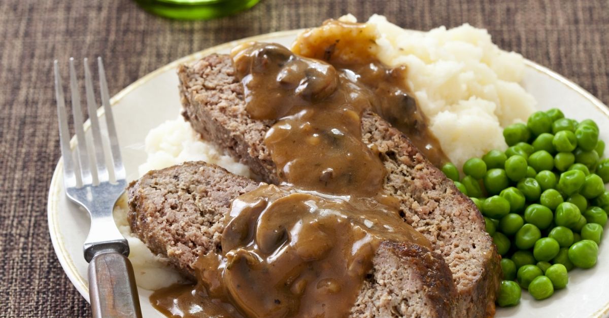 Hackbraten mit Champignonsoße, Kartoffelbrei und Erbsen Rezept | EAT ...