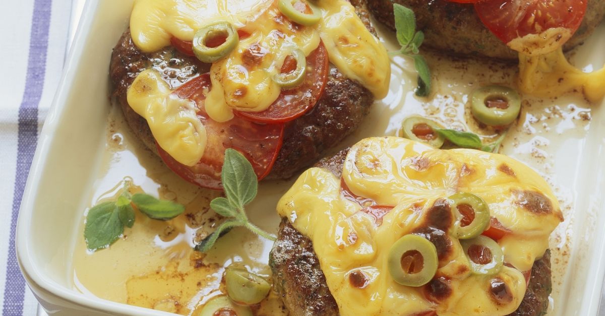 Hacksteaks mit Käse-Tomaten-Haube Rezept | EAT SMARTER