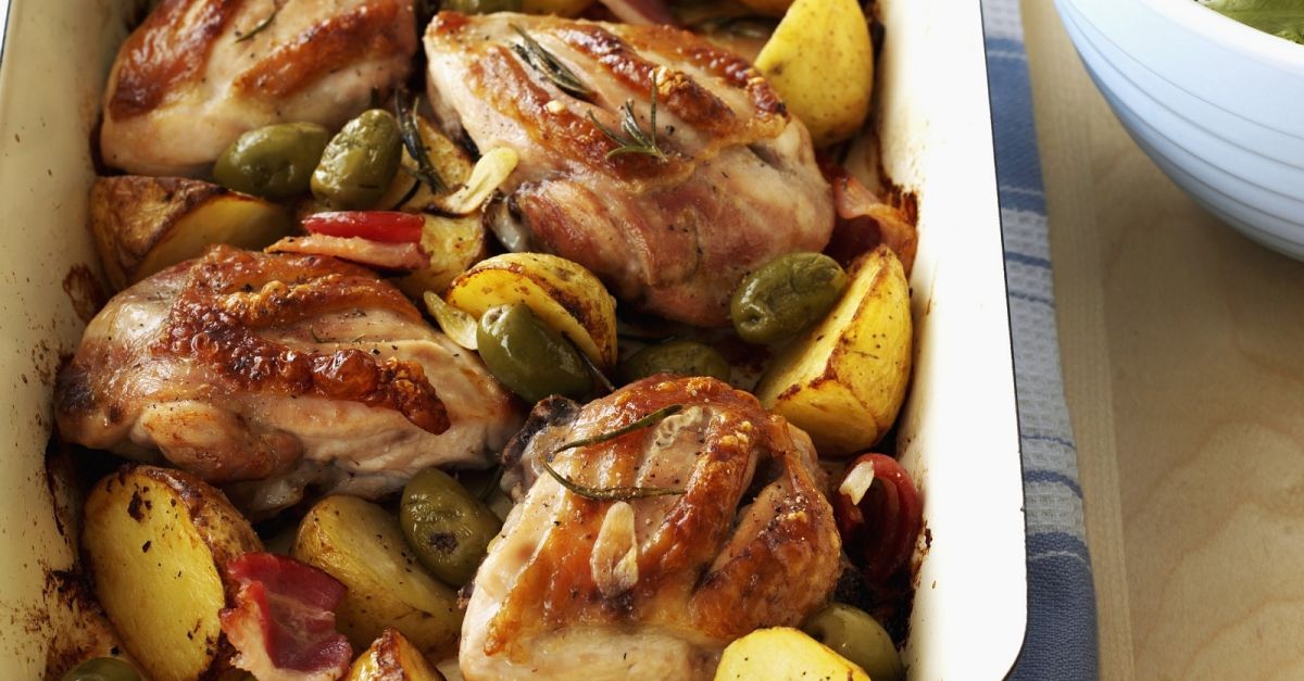Hähnchen mit Kartoffeln, Knoblauch und Oliven Rezept | EAT SMARTER