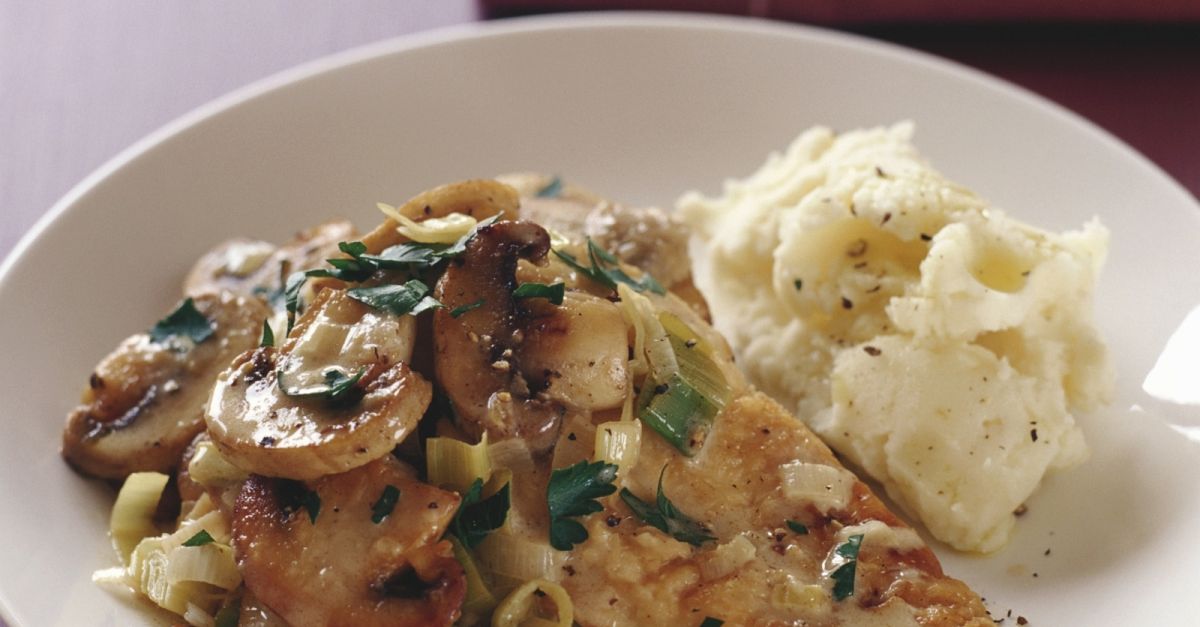 Hähnchenfilet mit Champignons und Porree Rezept | EAT SMARTER