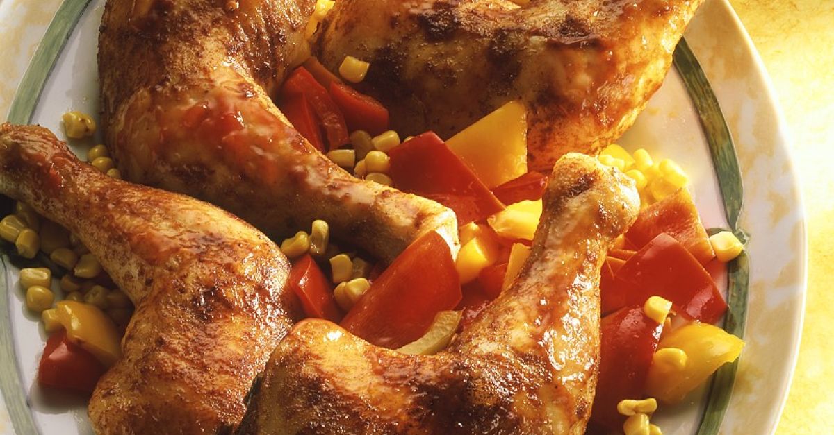 Hähnchenkeulen mit Mais und Paprika Rezept | EAT SMARTER