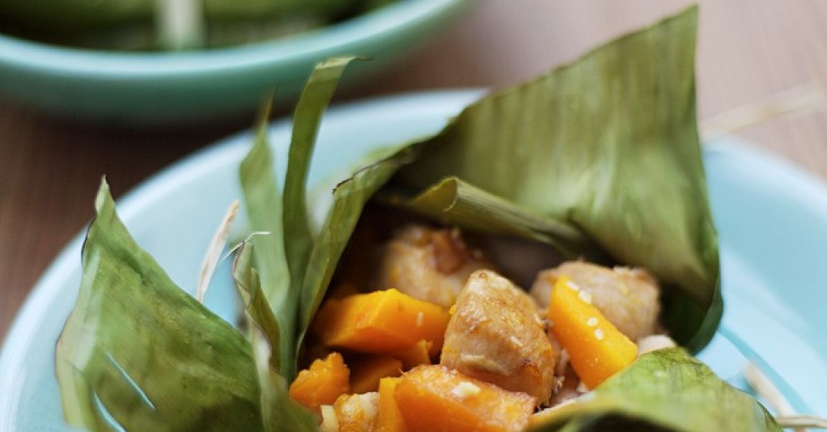 Hähnchenragout im Bananenblatt Rezept | EAT SMARTER