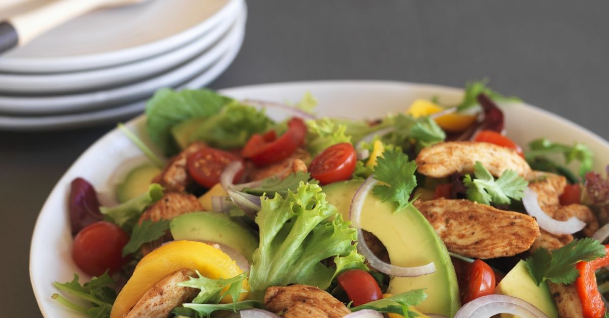 Hähnchensalat mit Avocado Rezept | EAT SMARTER
