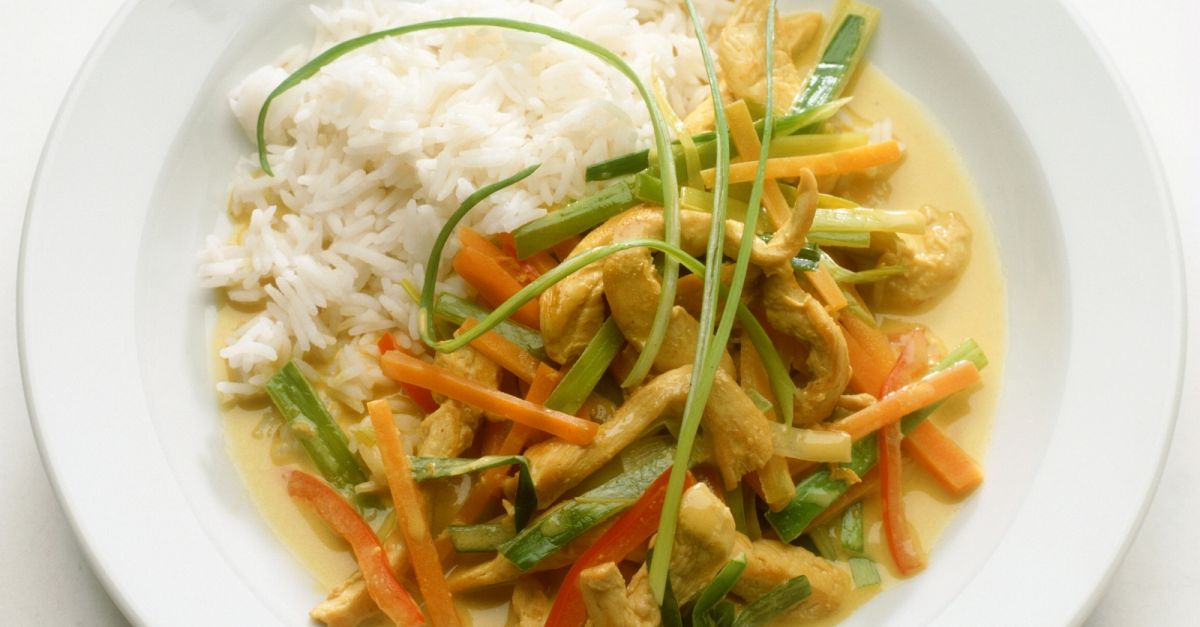 Hähnchenstreifen mit Gemüse und Kokossoße aus dem Wok, dazu Reis Rezept ...
