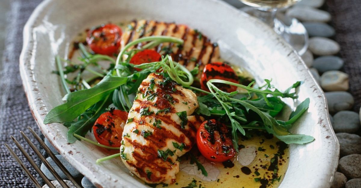 Halloumi mit Salat Rezept | EAT SMARTER