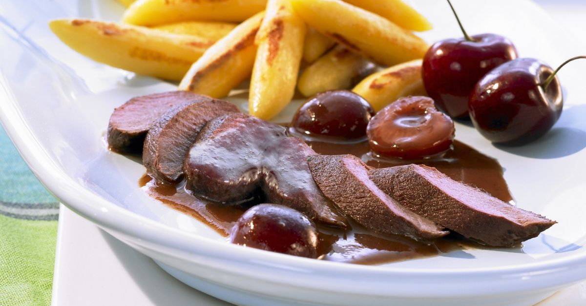 Hasenbraten mit Kirschsoße und Schupfnudeln Rezept | EAT SMARTER