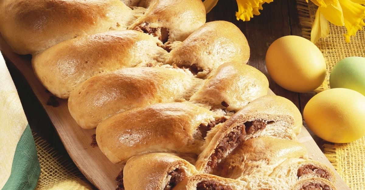 Hefezopf mit Mandeln gefüllt Rezept | EAT SMARTER