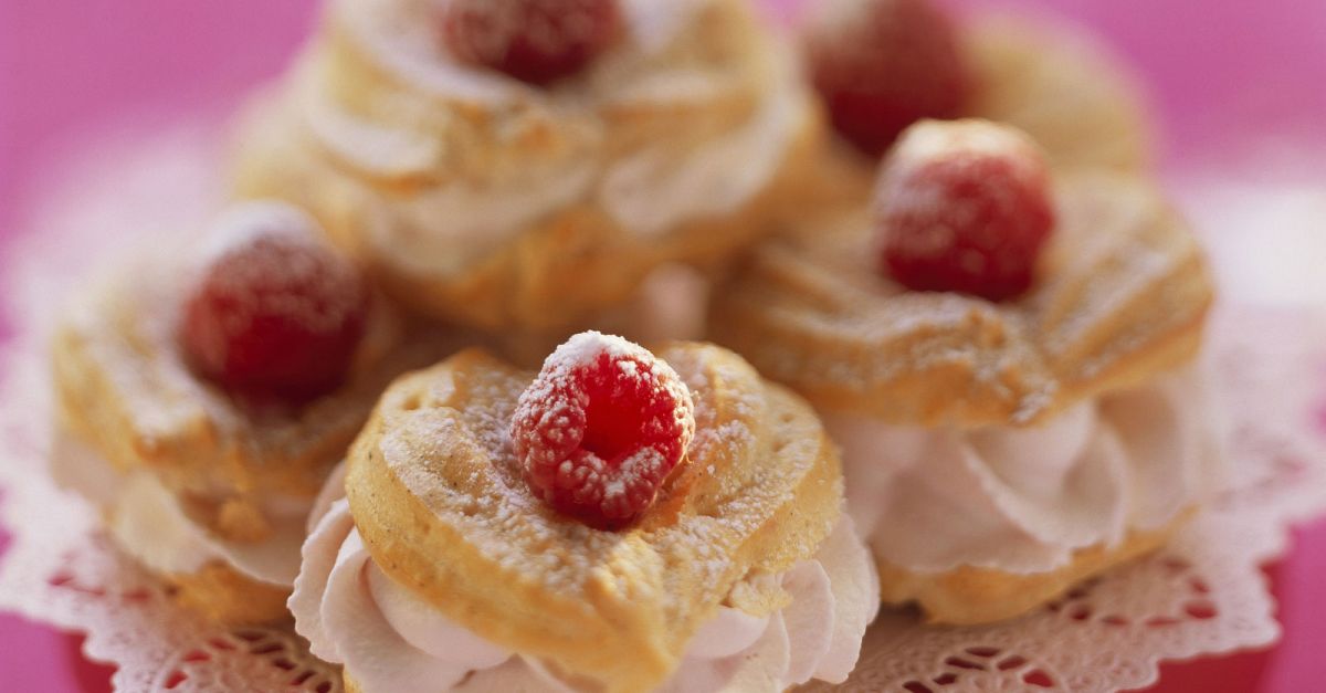 Herz-Windbeutel mit Himbeercreme Rezept | EAT SMARTER