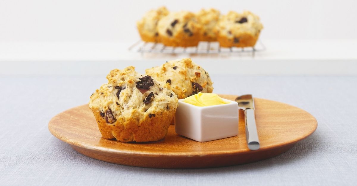 Herzhafte Muffins mit Oliven und Feta Rezept | EAT SMARTER