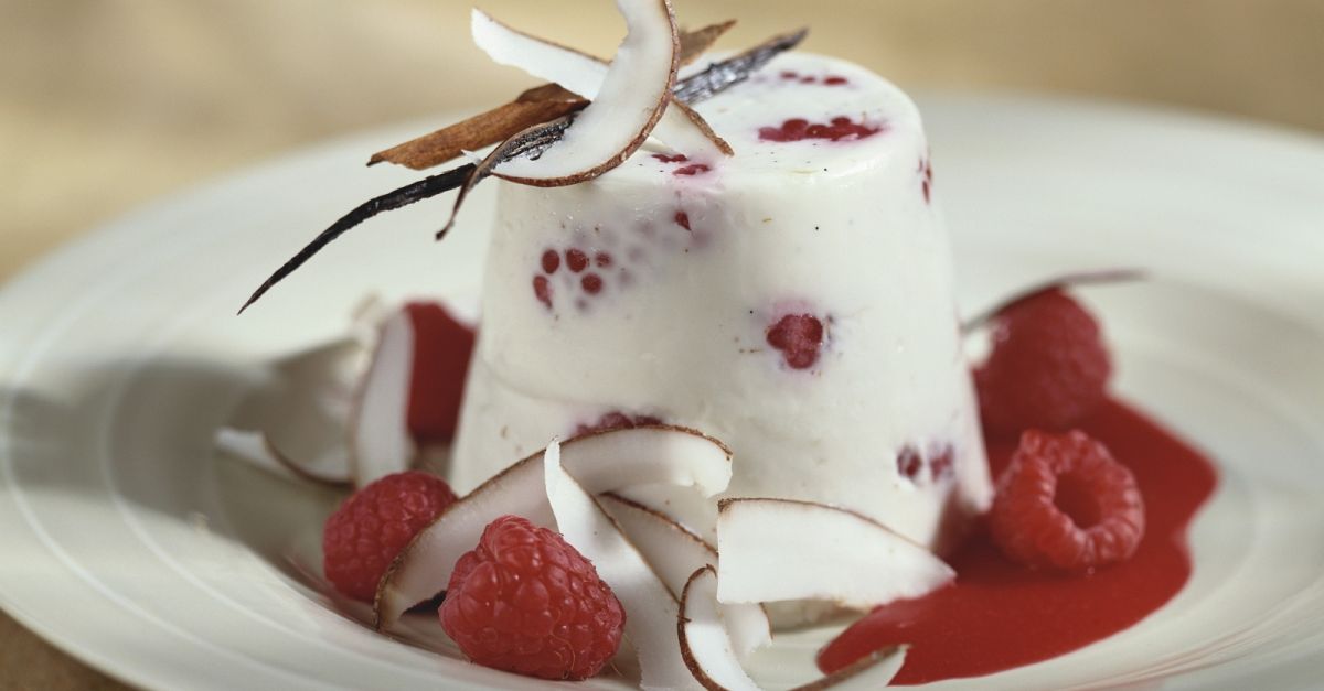 Himbeer-Panna-Cotta mit Kokoschips: Klassiker mal anders Rezept | EAT ... Himbeer-Panna-Cotta mit Kokoschips: Klassiker mal anders Rezept | EAT ...