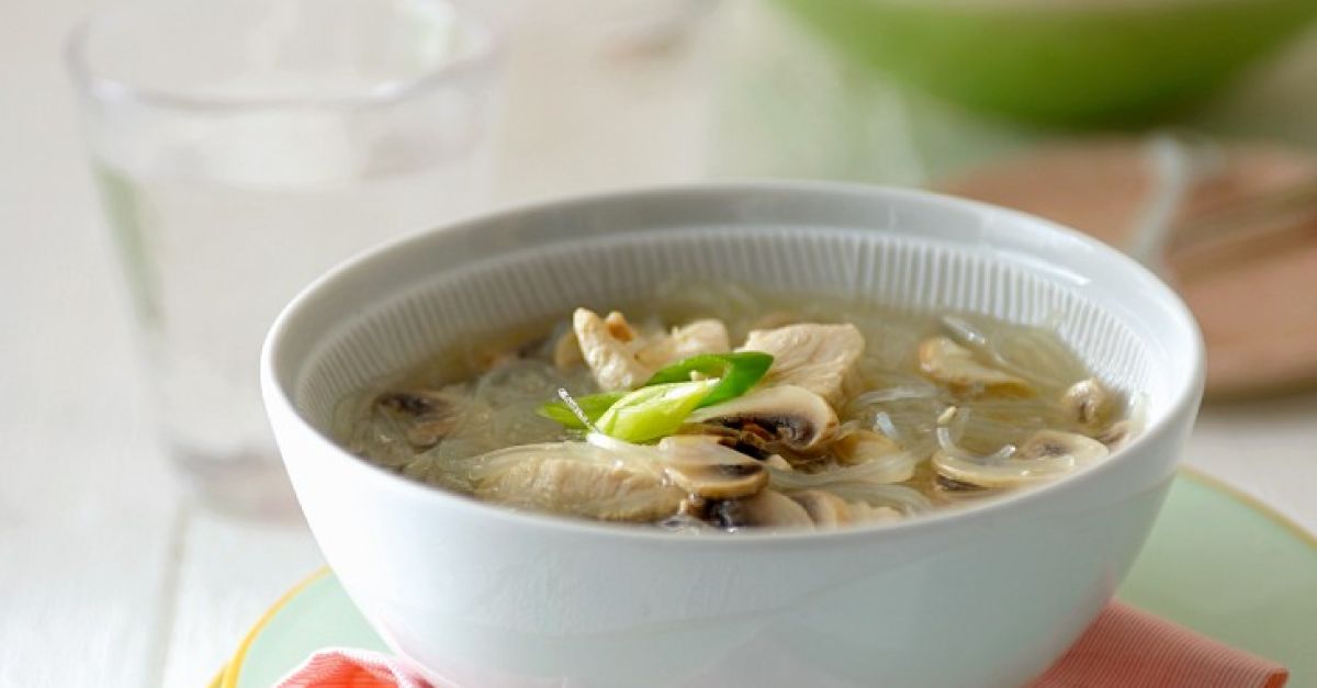 Hühner-Nudelsuppe Rezept | EAT SMARTER