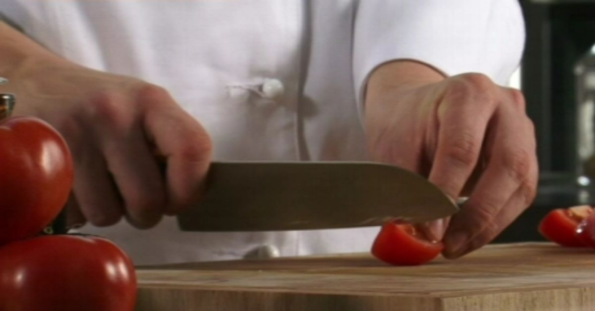 Eine Tomate in kleine Würfel schneiden EAT SMARTER