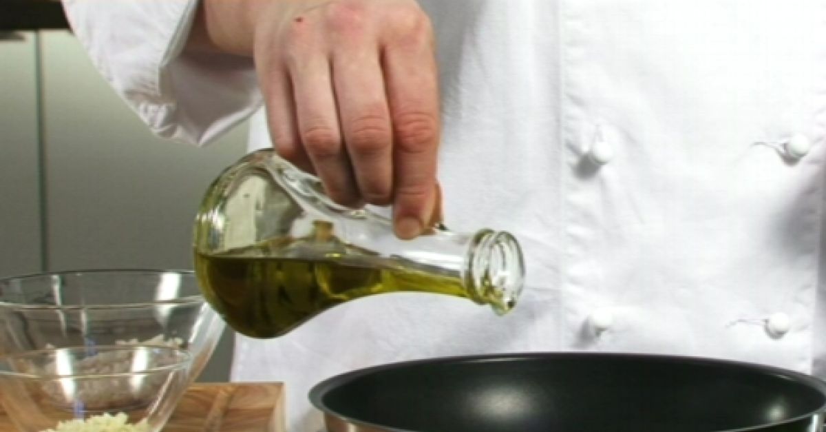 Schalotten und Knoblauch in Öl glasig dünsten | EAT SMARTER