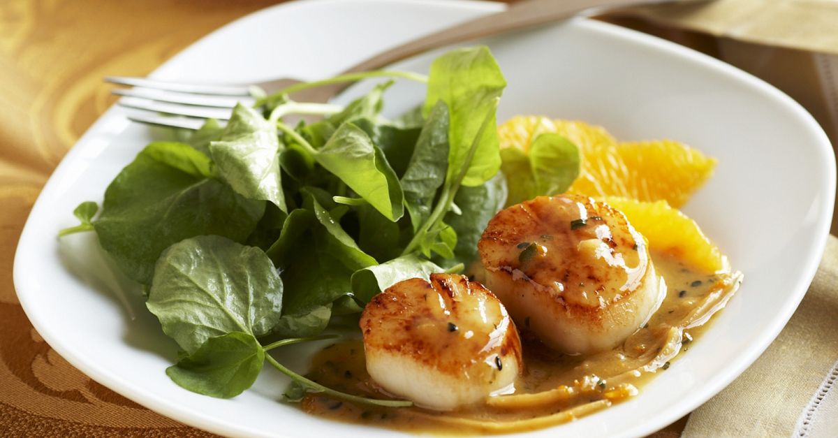 Jakobsmuscheln mit Orangensoße und Rauke Rezept | EAT SMARTER