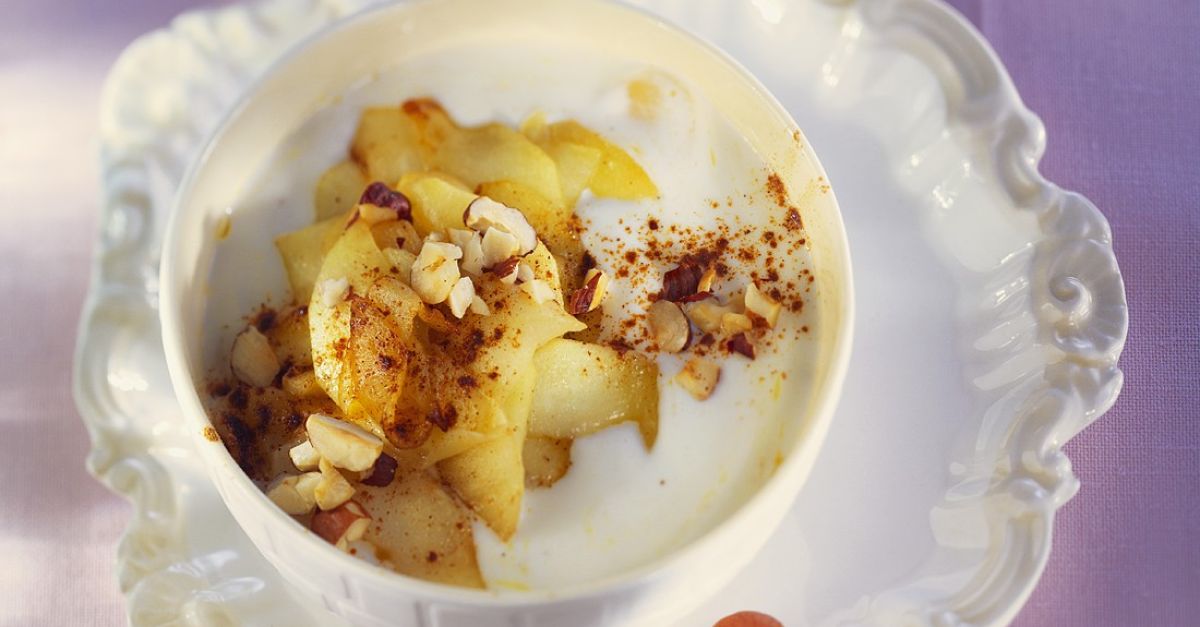 Joghurt mit gebratenem Apfel Rezept | EAT SMARTER