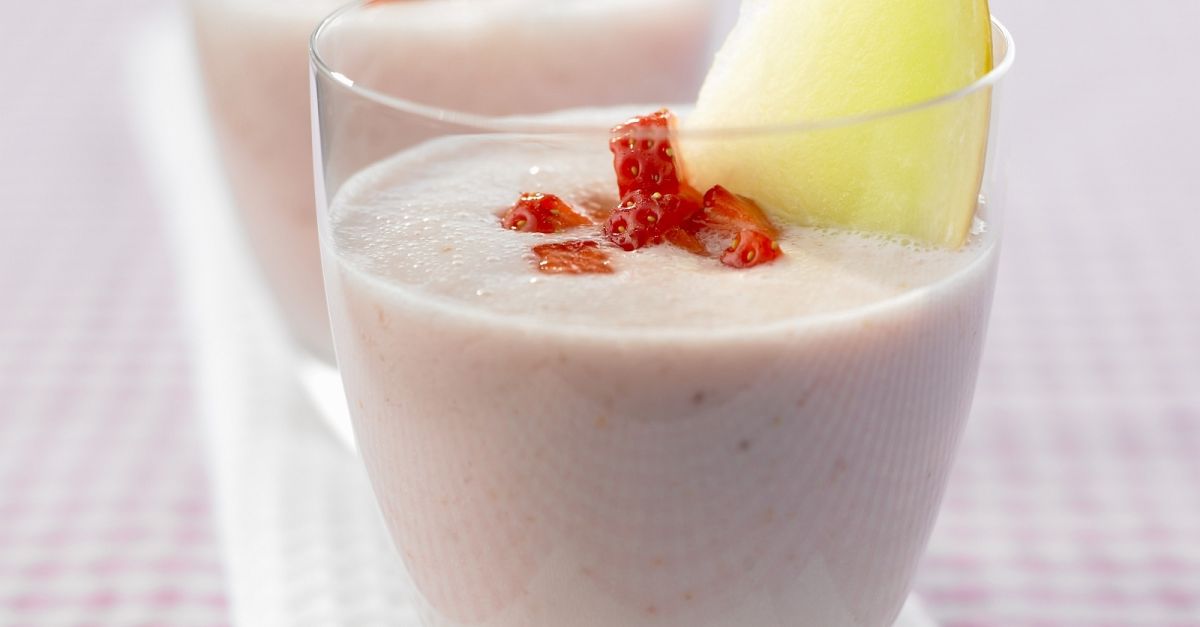 Joghurt-Smoothie mit Erdbeeren und Melone Rezept | EAT SMARTER