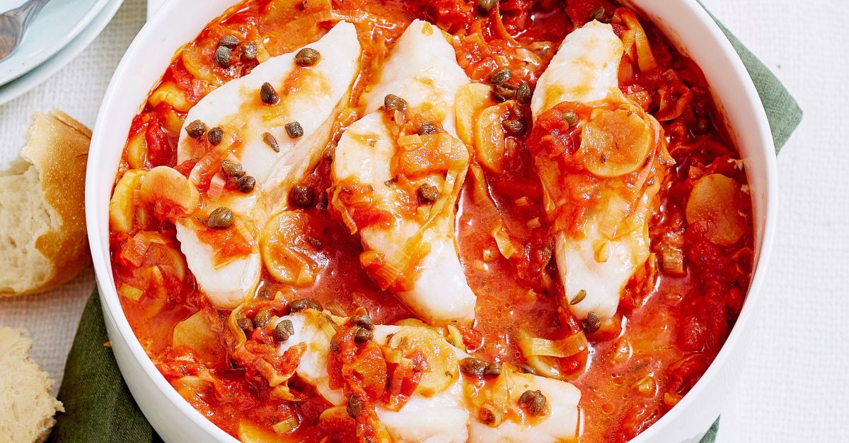 Kabeljaufilets in Tomaten-Lauch-Kapern-Sauce Rezept | EAT SMARTER