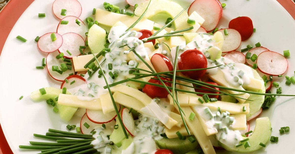 Käse-Radieschen-Salat mit Schnittlauchvinaigrette Rezept | EAT SMARTER