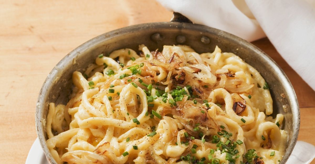 Käsespätzle mit gerösteten Zwiebeln Rezept | EAT SMARTER