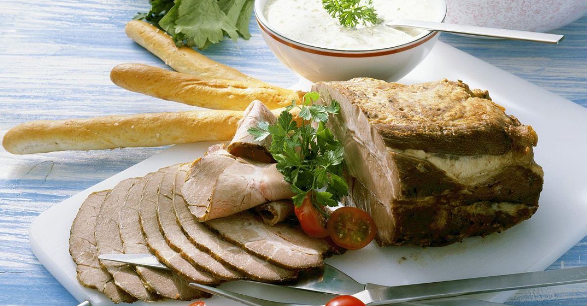 Kalter Schweinebraten mit Gurkensauce Rezept | EAT SMARTER