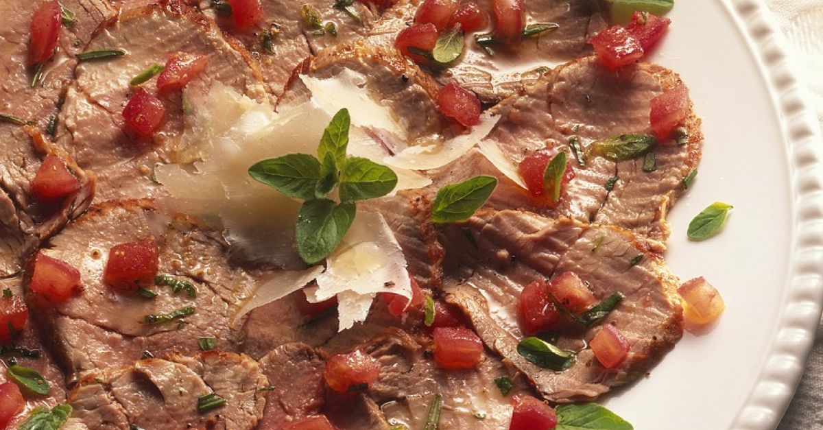 Kalter Schweinebraten mit Tomaten-Dressing Rezept | EAT SMARTER