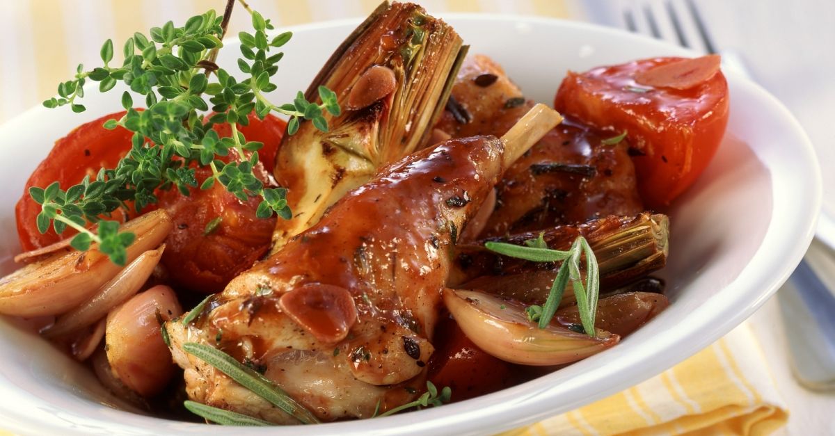 Kaninchen in Artischocken, Tomaten und Schalotten Rezept | EAT SMARTER