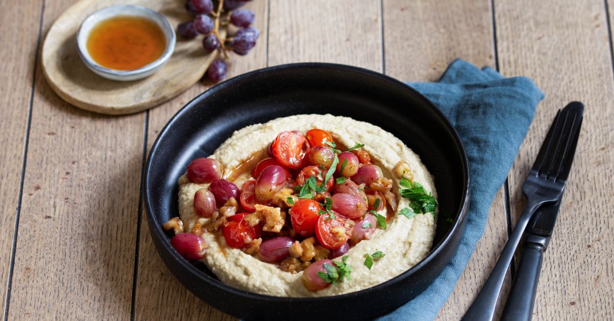 Karamellisierte Trauben und Tomaten auf Hummus Rezept | EAT SMARTER
