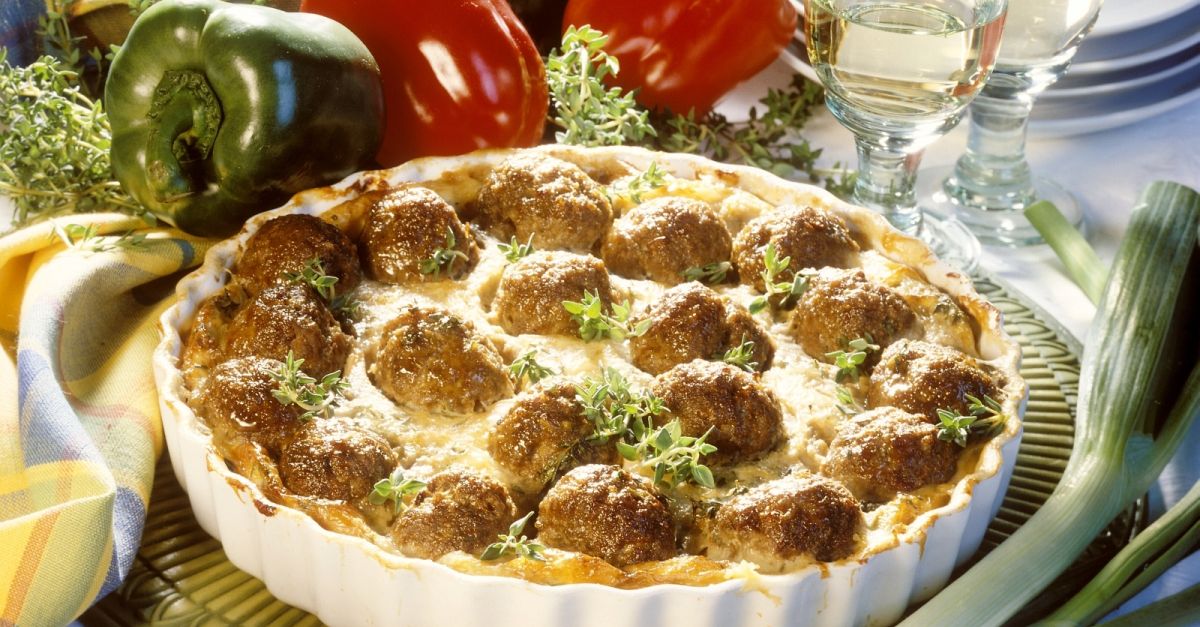 Kartoffel-Fleischbällchen-Auflauf mit Lauchzwiebeln Rezept | EAT SMARTER