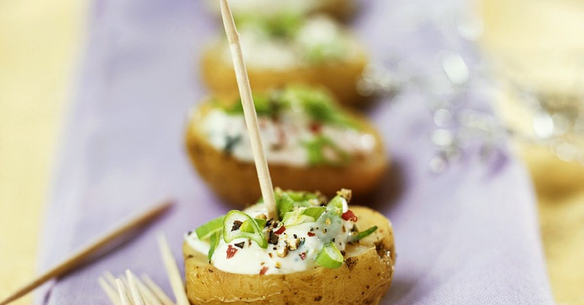 Kartoffel-Häppchen mit Sauerrahm Rezept | EAT SMARTER