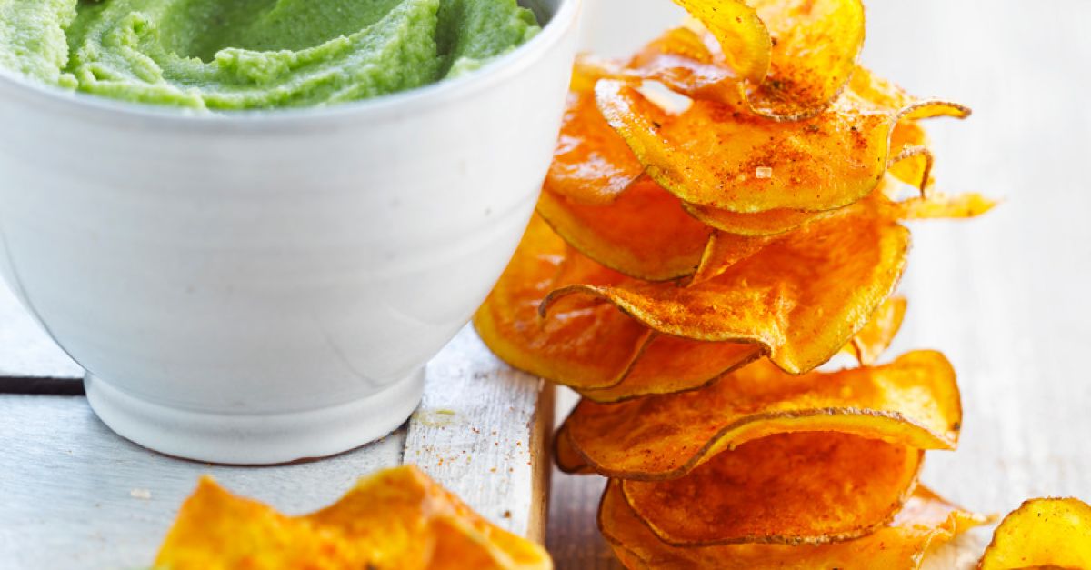 Kartoffelchips aus Süßkartoffeln mit grünem Dip Rezept | EAT SMARTER