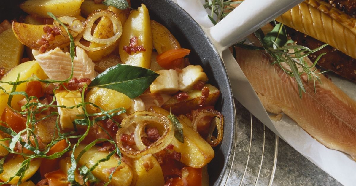 Kartoffelpfanne mit Fisch, Speck und Tomaten Rezept | EAT SMARTER