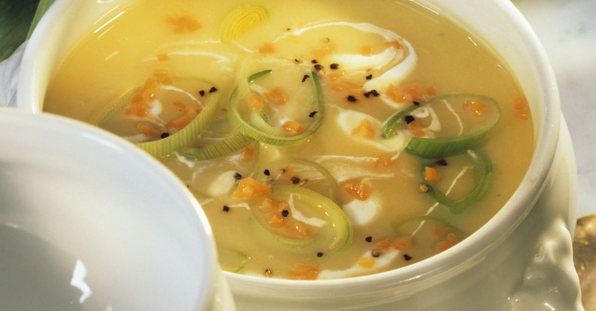 Kartoffelsuppe mit Lauch Rezept | EAT SMARTER
