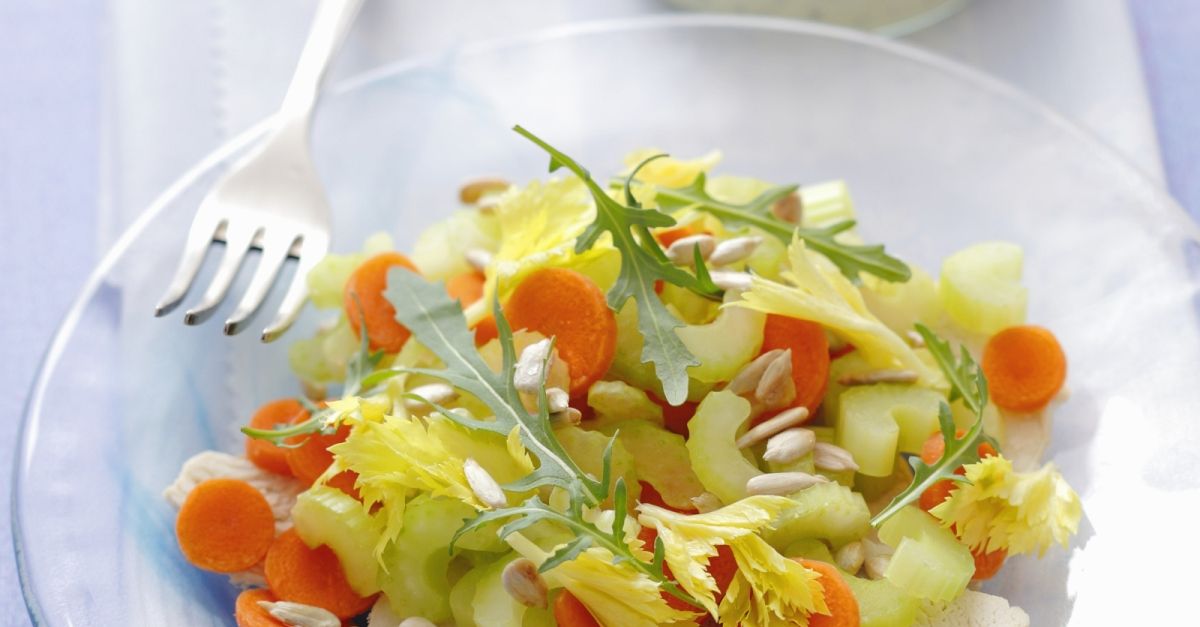 Kerniger Salat mit Pute, Karotten und Sellerie Rezept | EAT SMARTER