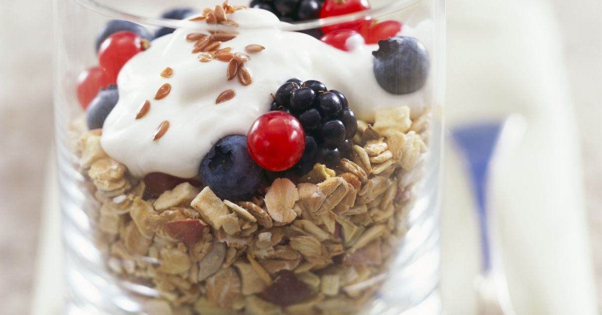 Kerniges Müsli mit Leinsamen und Beerenobst Rezept | EAT SMARTER