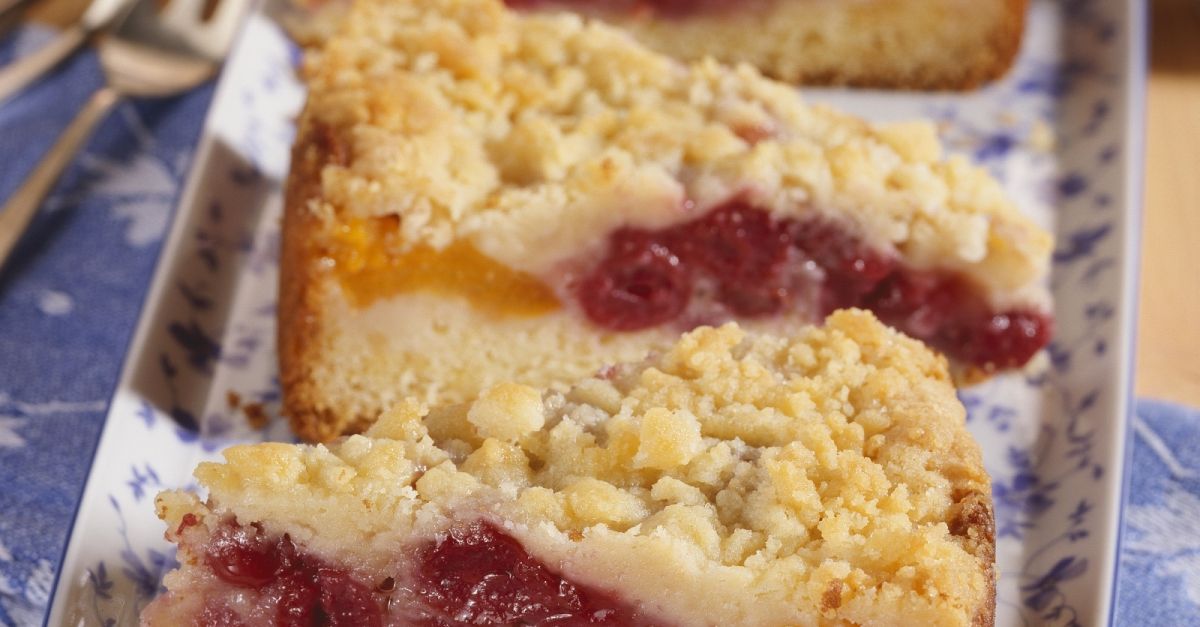 Kirsch-Aprikosen-Kuchen Rezept | EAT SMARTER