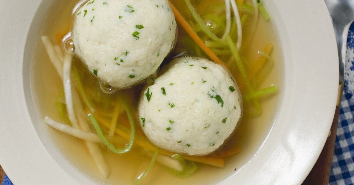 Klare Brühe mit Julienne und Knödeln Rezept | EAT SMARTER