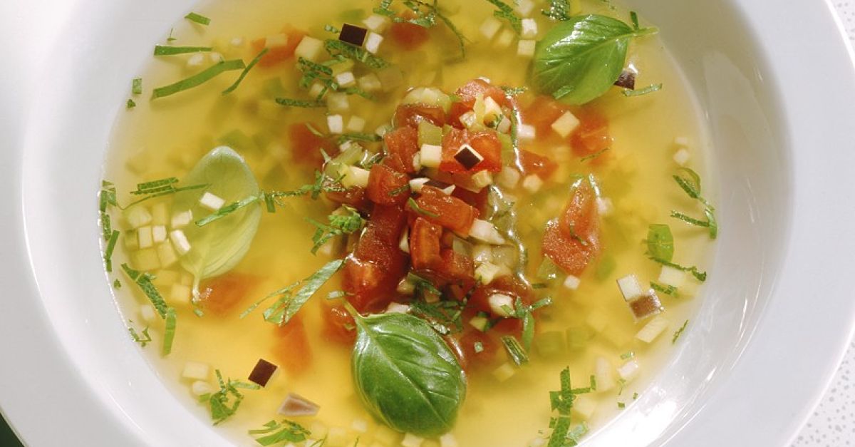 Klare Gemüsesuppe mit Aubergine und Zucchini Rezept | EAT SMARTER Klare Gemüsesuppe mit Aubergine und Zucchini Rezept | EAT SMARTER