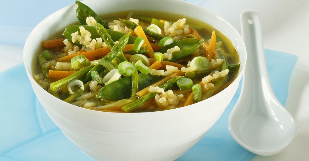Klare Gemüsesuppe mit Spargel Rezept | EAT SMARTER