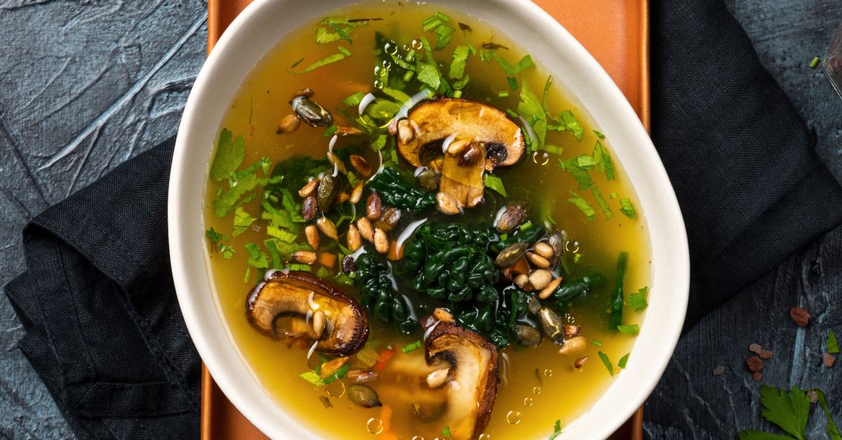 Klare Suppe mit Champignons Rezept | EAT SMARTER