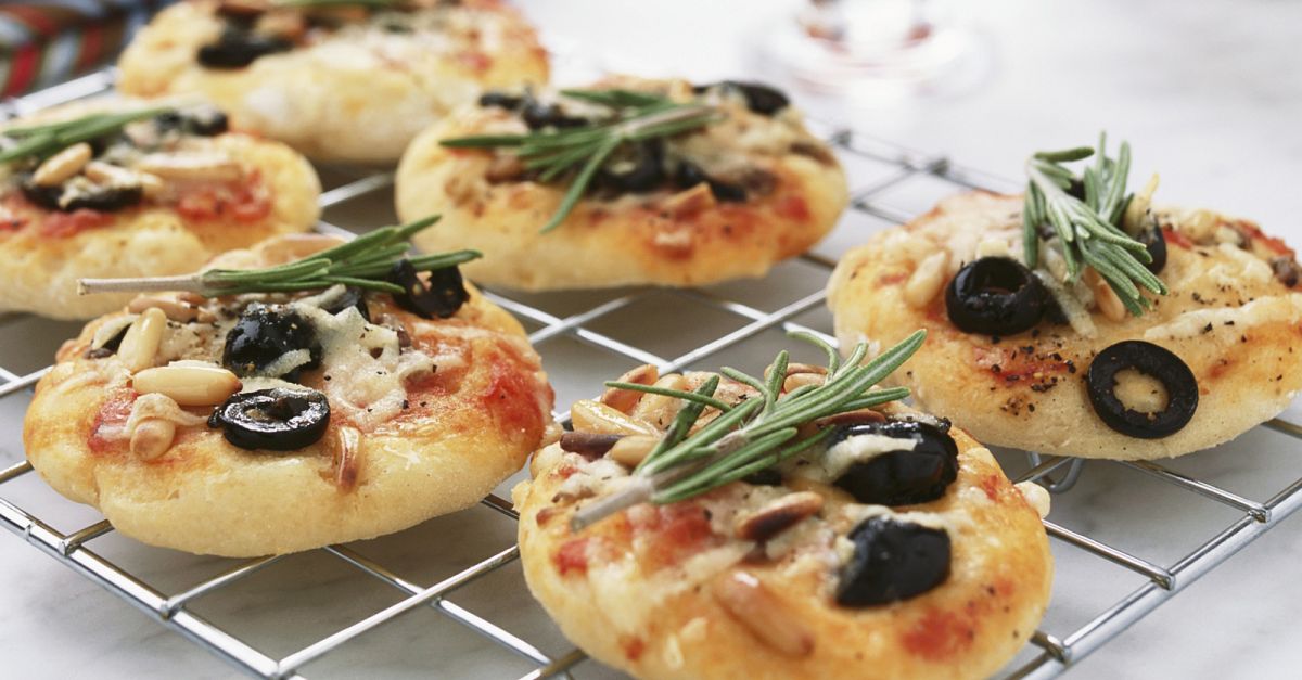 Kleine Pizzen mit Anchovis, Oliven und Rosmarin Rezept | EAT SMARTER