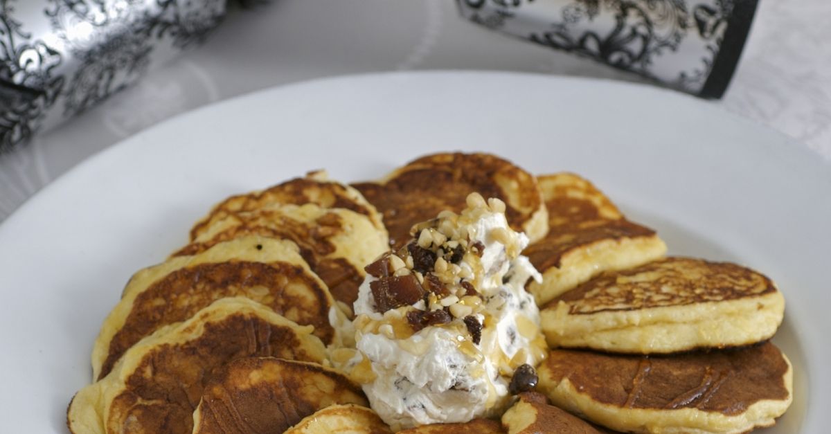 Kleine Ricotta-Pfannkuchen mit Honigjoghurt und Beeren Rezept | EAT SMARTER