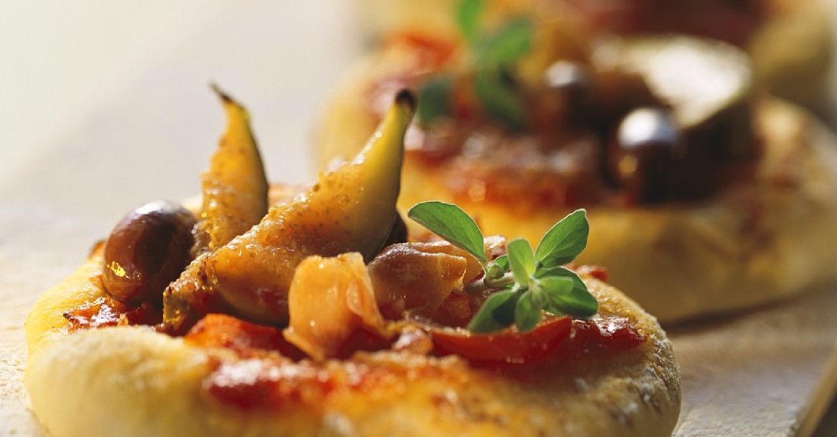 Kleine Schinken-Pizzen mit Feigen Rezept | EAT SMARTER