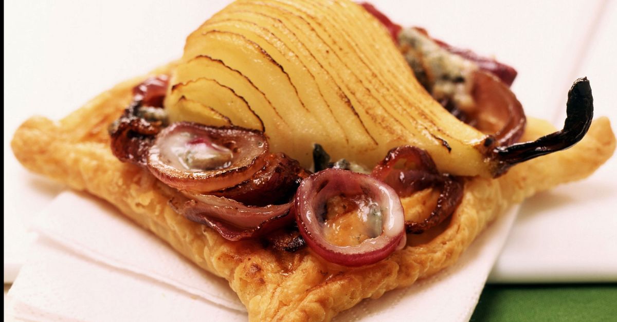 Kleiner Zwiebel-Birnen-Kuchen Rezept | EAT SMARTER