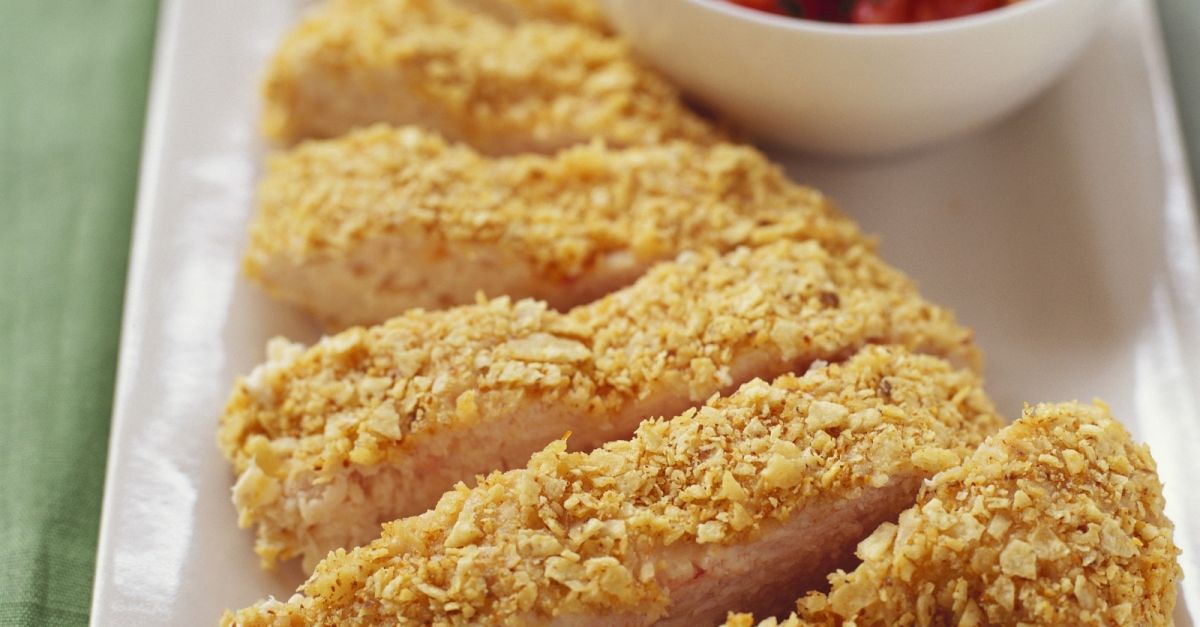 Knusprige Hähnchenbrust mit Paprikasalat Rezept | EAT SMARTER
