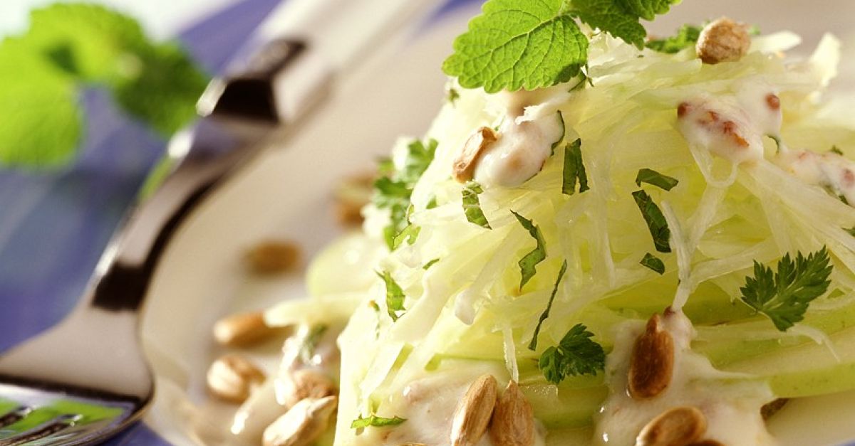 Kohlrabisalat mit Joghurtdressing Rezept | EAT SMARTER