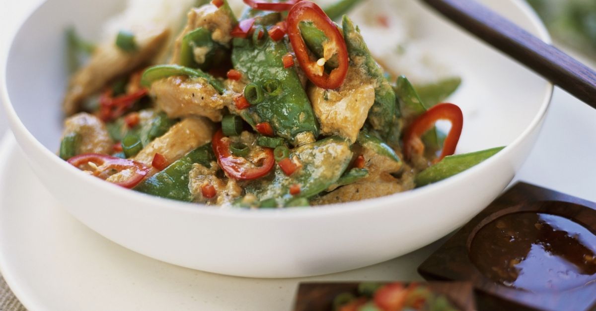 Kokos-Hähnchen mit Curry und Zuckerschoten Rezept | EAT SMARTER