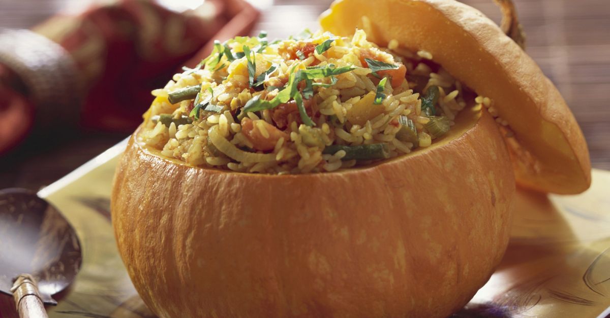 Kürbis gefüllt mit Reis und Gemüse Rezept | EAT SMARTER